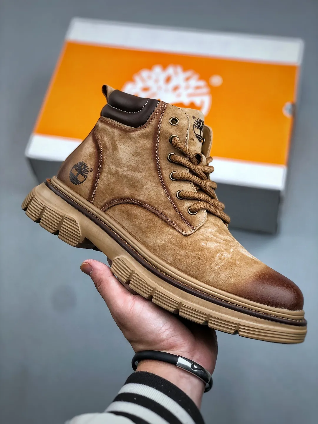 Welfare special price 💰480 #Timberland Timberland/Timberland new autumn and winter products (plush lining🔥warm and heat-locking) autumn and winter must-have outdoor casual rhubarb boots series #Guangdong Dachang quality, original box and original packaging, fashionable and trendy matching, the fabric is made of Italian 🇮🇹 top frosted fine-grained cowhide, lightweight outsole, with anti-odor and anti-corrosion genuine leather latex insole, outsole and hardware are all made from OEM raw materials Same as the original Goodyear's never-opening glue process. Good products don't kill pigs. The quality of the first order is strictly controlled. Exclusively released on the entire network. The quality is beyond doubt. The full set of official website unified packaging gives you a perfect wearing experience. The quality is exquisite and durable. A must-have for sportsmen. Specializes in not being handsome. High-quality feet feel first-class. This winter, it is specially used for outdoor cold protection. Daily casual matching. Size: 39-44 (leather shoe size)